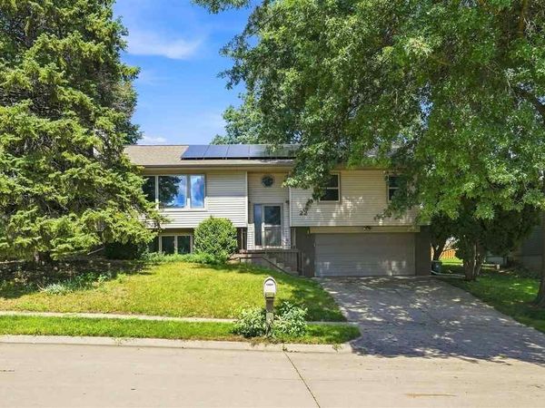 22 Wrexham Dr, Iowa City, IA 52246