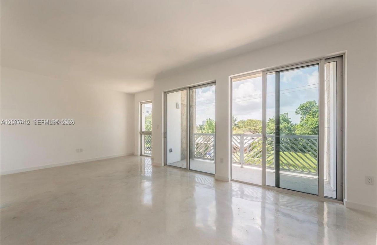 765 NW 1st St, Unit 301, Miami, FL 33128 Photo