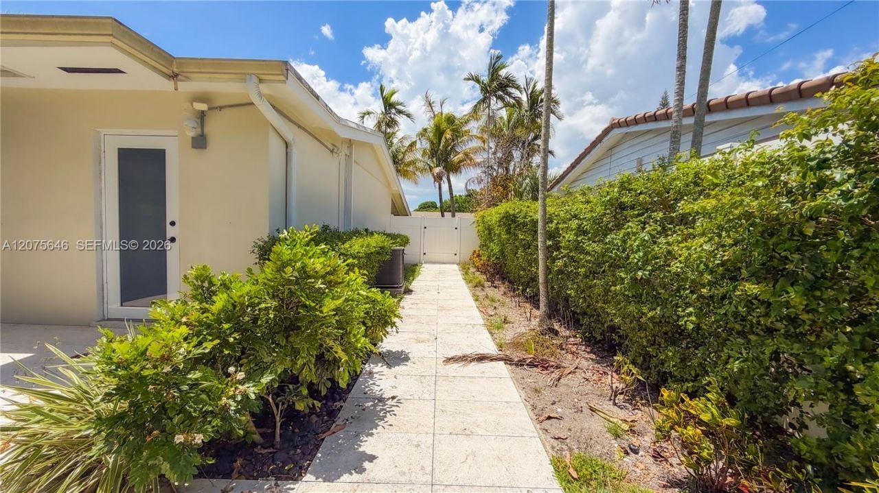 19705 NE 11th Ct , Unit 19705, Miami, FL 33179 Photo