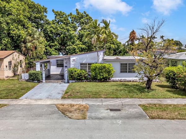 835 NW 84th St , Miami, FL 33150