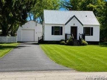 139 Allendale Road, West Seneca, NY 14224