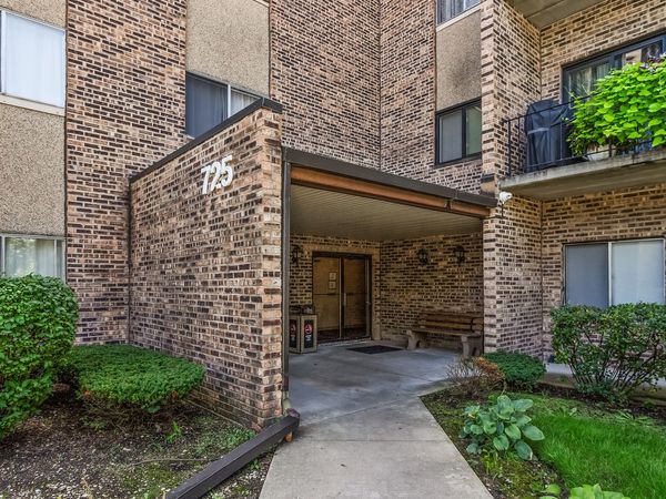725 W Huntington Commons Road , Unit 104, Mount Prospect, IL 60056