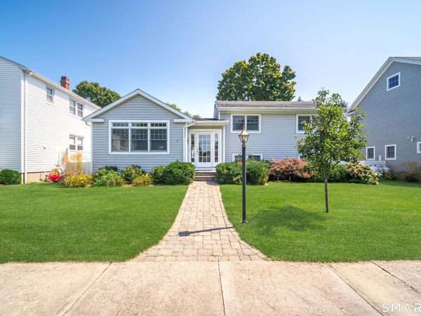 4 East , Clinton, CT 06413