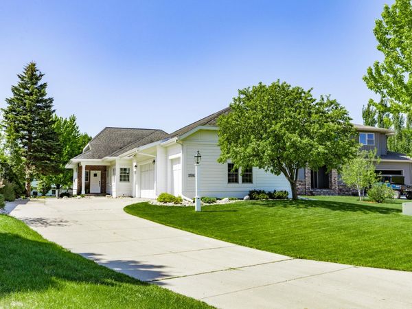 2516 Rose Creek Parkway S, Fargo, ND 58104