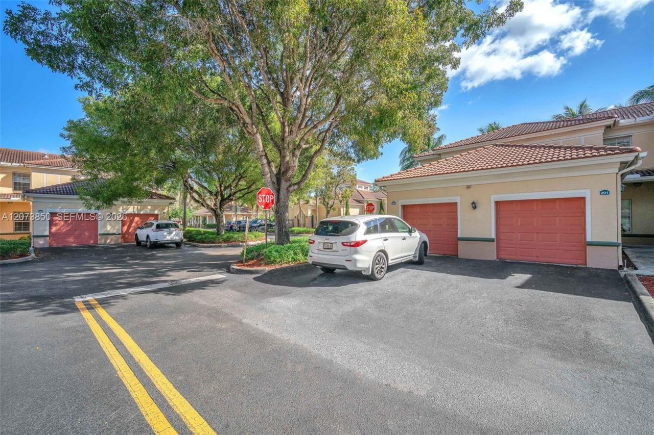 2532 Centergate Dr , Unit 201, Miramar, FL 33025 Photo
