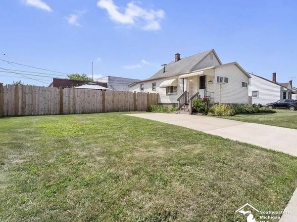1727 Sycamore Street, Wyandotte, MI 48192