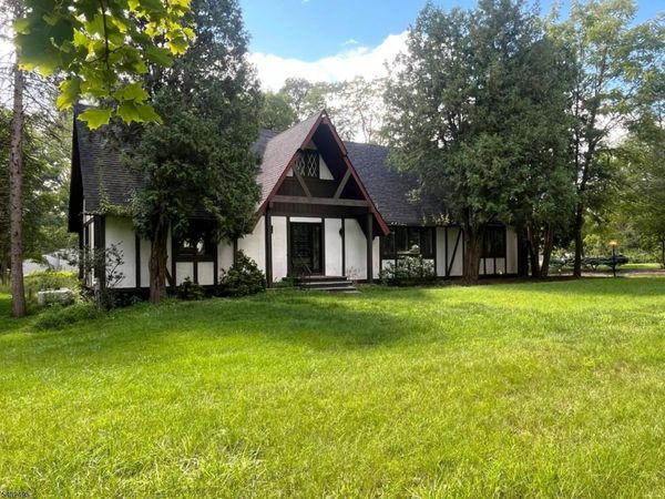 2 Twin Brooks Trl, Chester, NJ 07930