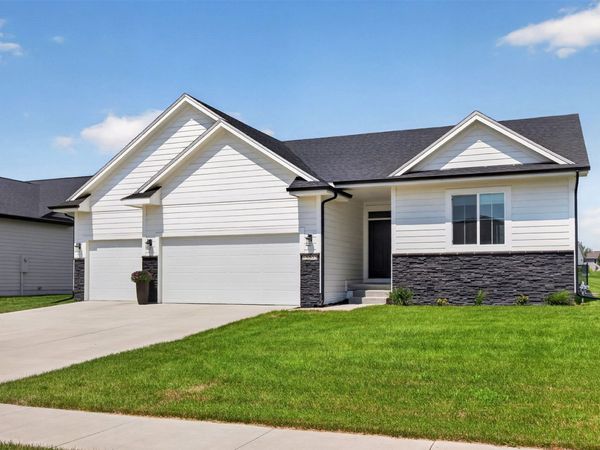 15303 Springbrook Trail, Urbandale, IA 50323