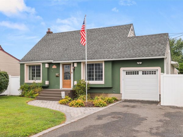 397 Buffalo Avenue , Lindenhurst, NY 11757