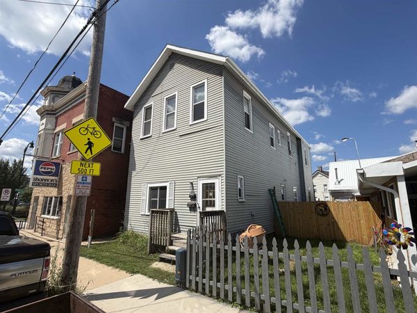 523 E 22nd Street, Dubuque, IA 52001