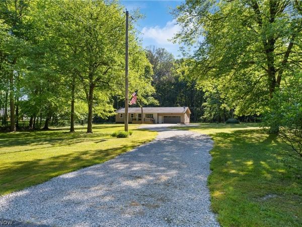 1075 River Road , Lake Milton, OH 44429
