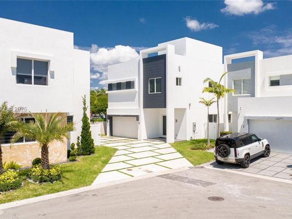10381 NW 67th Ter, Doral, FL 33178