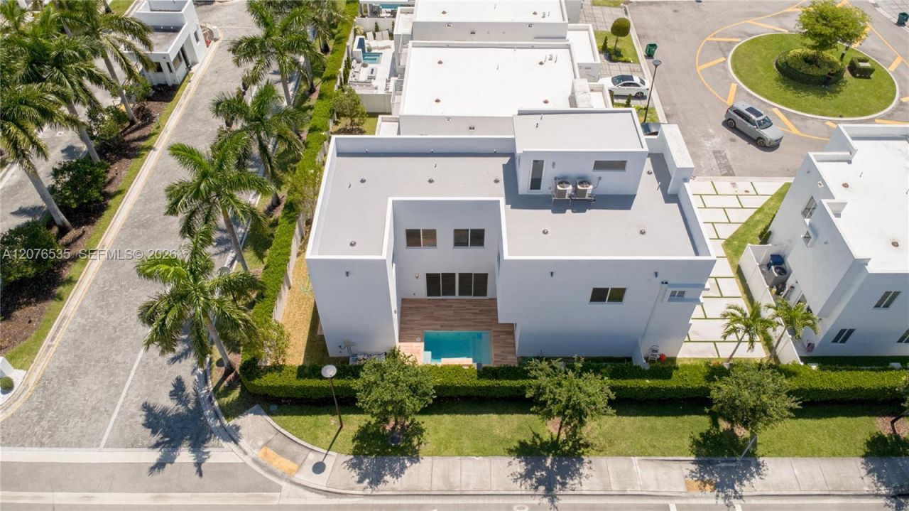 10381 NW 67th Ter, Doral, FL 33178 Photo