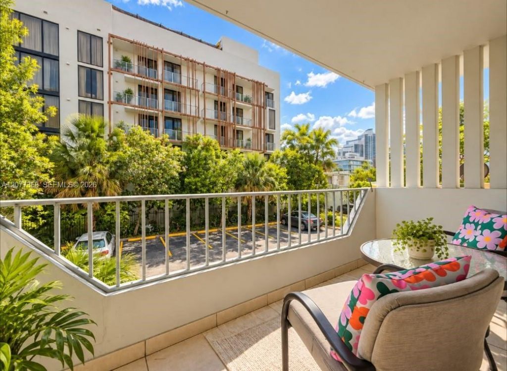 528 Meridian Ave, Unit 202A, Miami Beach, FL 33139 Photo