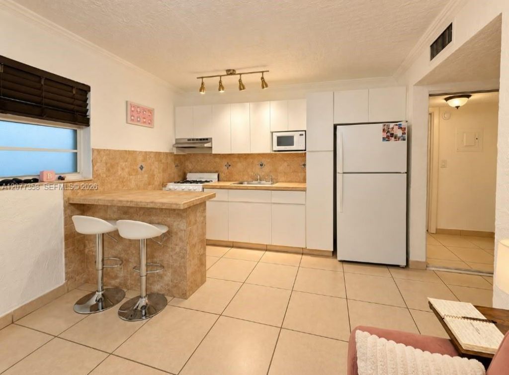 528 Meridian Ave, Unit 202A, Miami Beach, FL 33139 Photo
