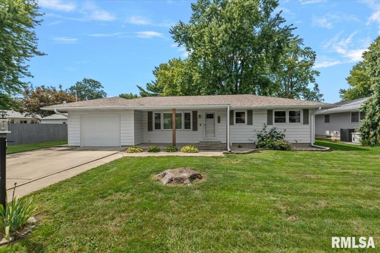 813 Glenda Lane, Taylorville, IL 62568 Main Photo