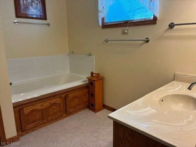 2940 Villa Glen Circle NW, Canton, OH 44708 Photo 10