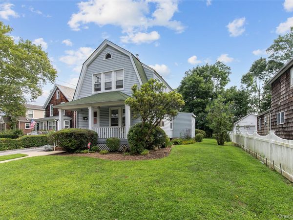 48 Saint Marks Place , Roslyn Heights, NY 11577