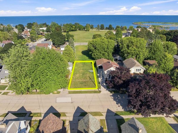 731 N 5th St, Manitowoc, WI 54220