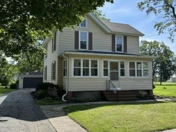 1962 Beulah Ave, East Troy, WI 53120