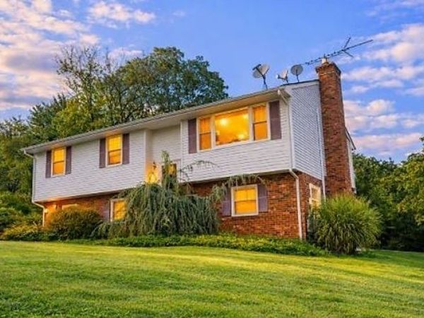 12 Studer Rd, Clinton, NJ 08809