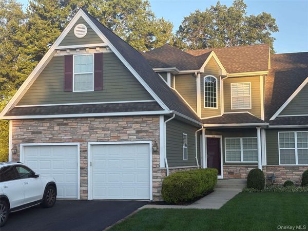 104 Victoria Place, Melville, NY 11747
