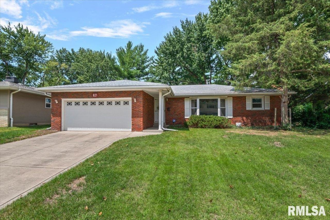 821 Roanoke Drive, Springfield, IL 62702 Main Photo