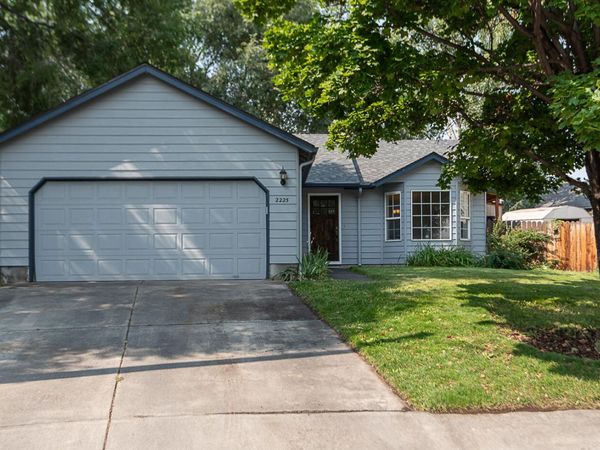 2225 SW 30th Court, Redmond, OR 97756