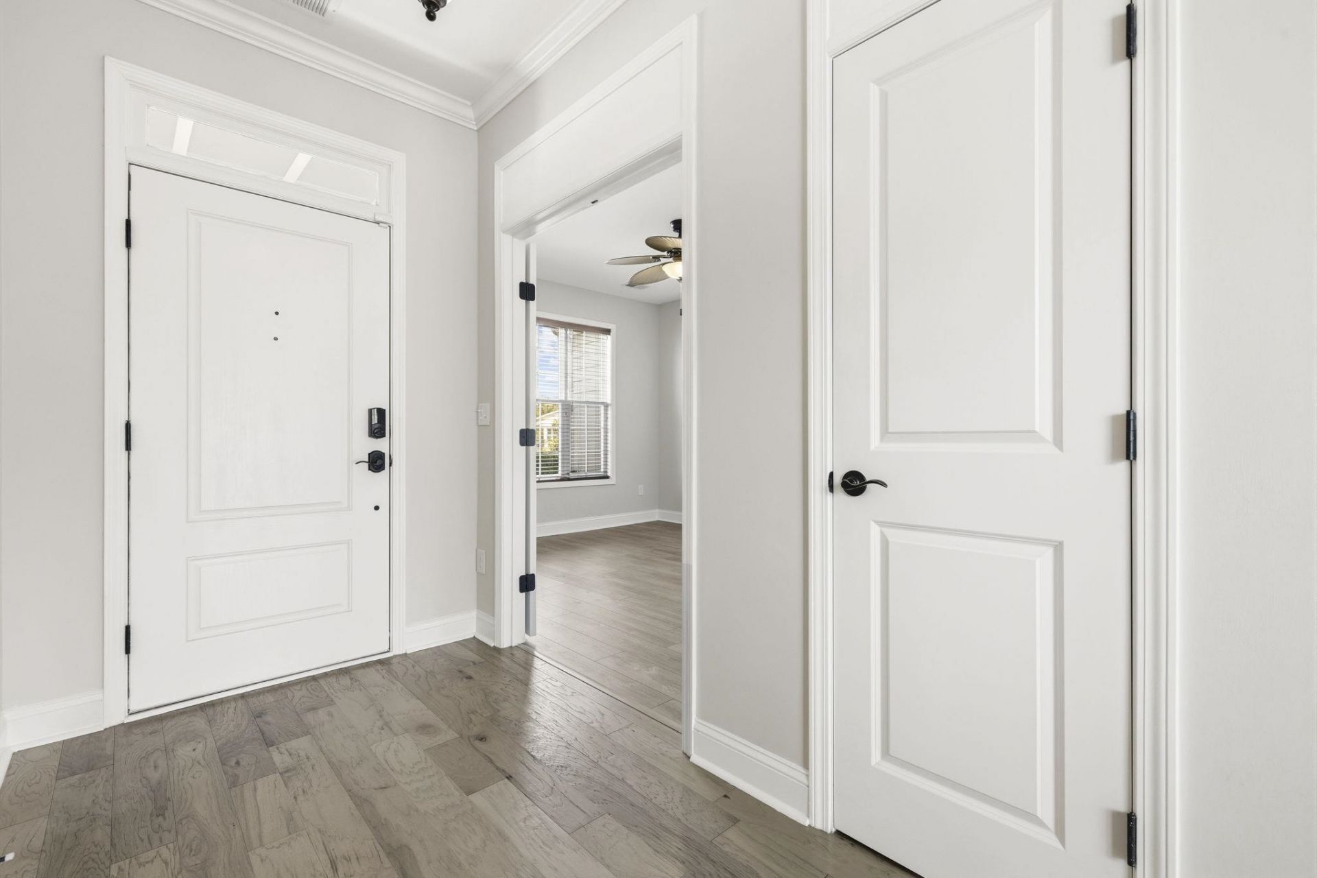 2027 Silverspring Ln.  Photo 4