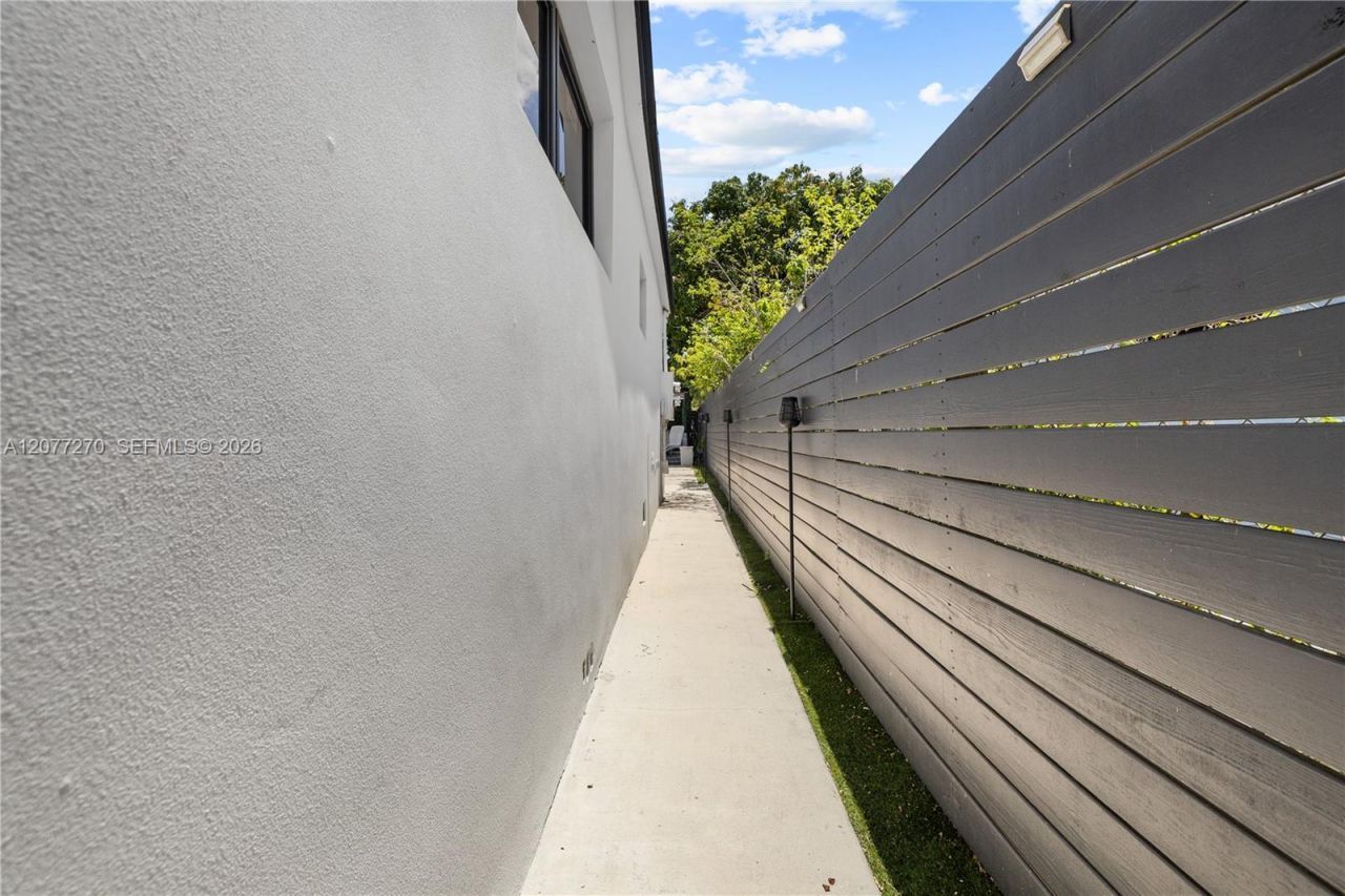 52 NE 47th St, Miami, FL 33137 Photo