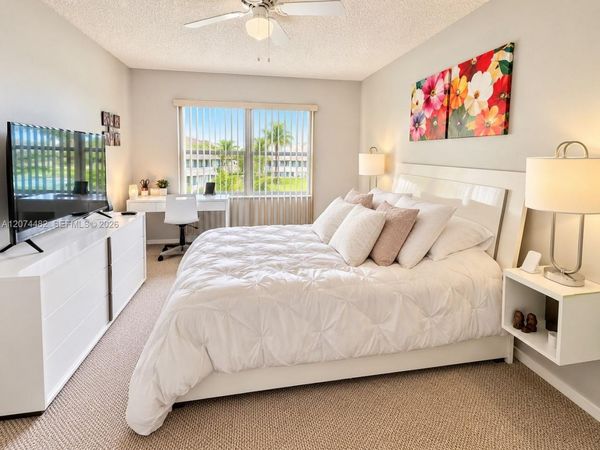 8290 Lake Dr, Unit 426, Doral, FL 33166