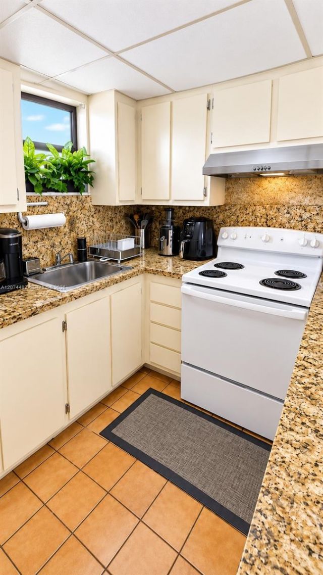 8290 Lake Dr, Unit 426, Doral, FL 33166 Photo