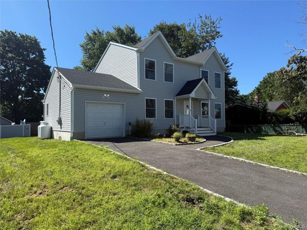8 W Narcissus Road , Mastic Beach, NY 11951