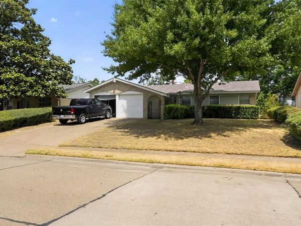 2125 Meadow Glen , Irving, TX 75060