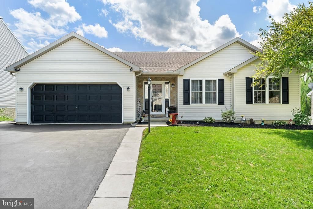 17 MAYFLOWER DRIVE, JONESTOWN, PA 17038