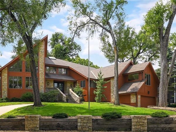 9964 Hemlock Drive, Overland Park, KS 66212