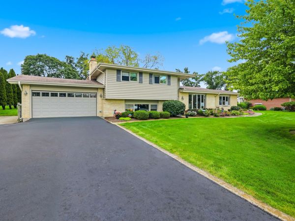 22W375 Walnut Avenue , Medinah, IL 60157