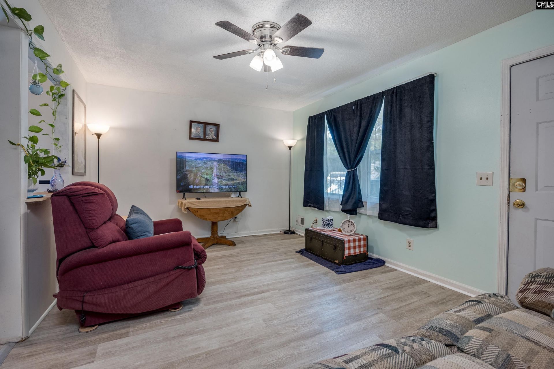 331 Derrick Street Photo 10