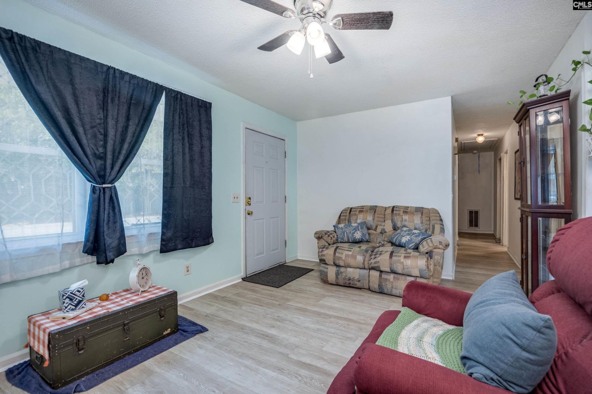331 Derrick Street Photo 11