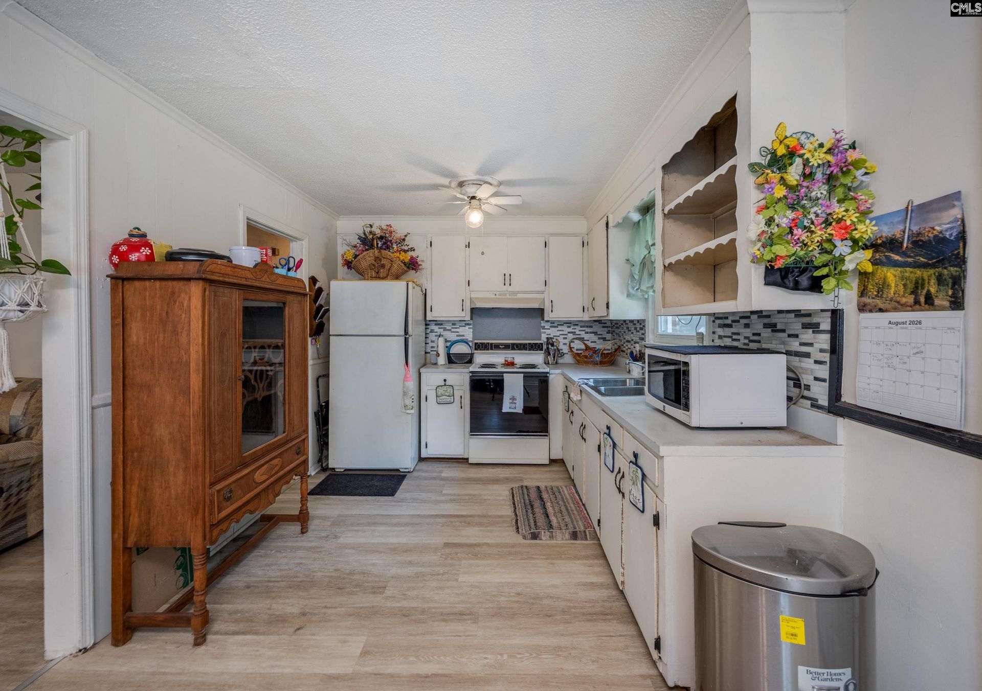 331 Derrick Street Photo 12