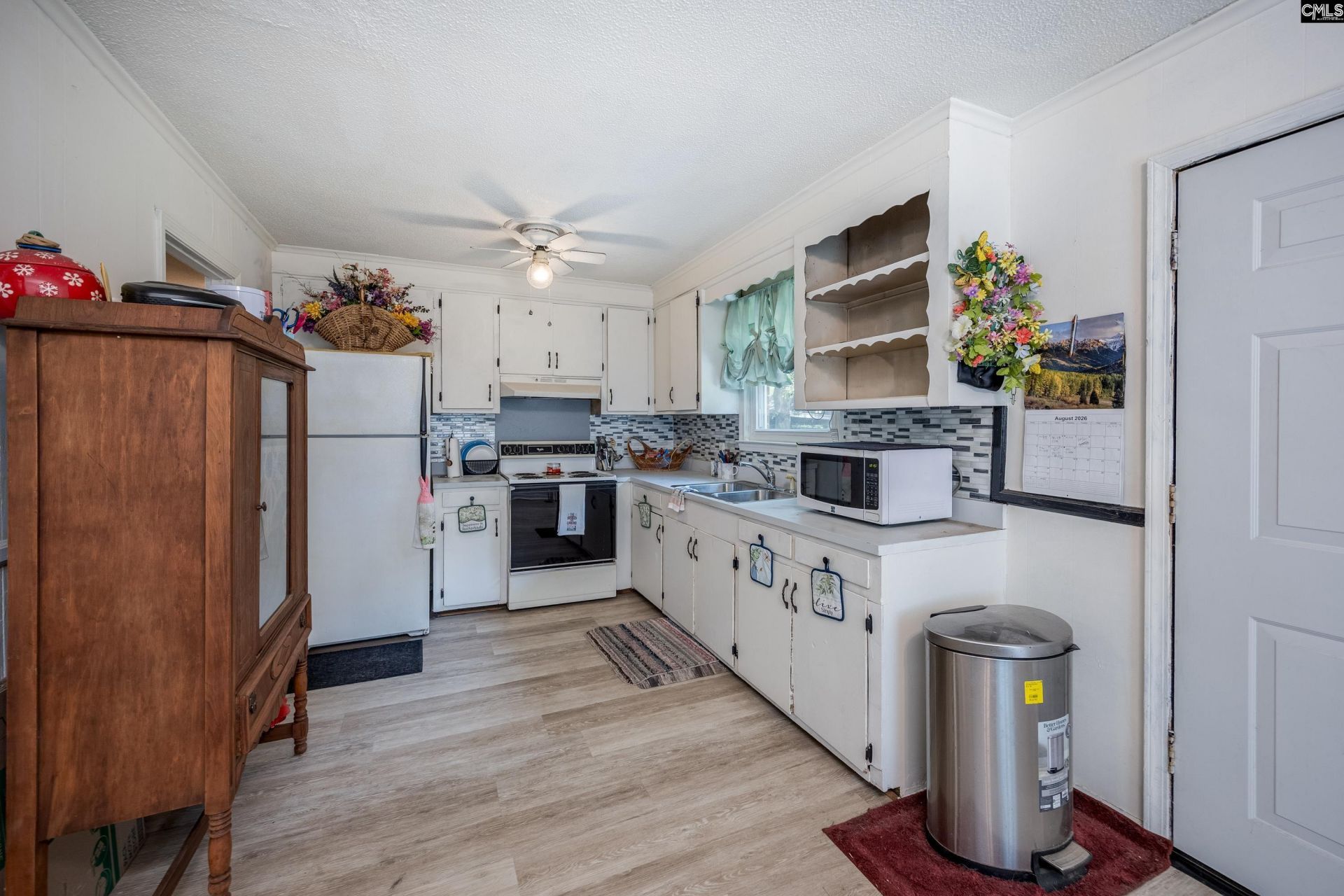 331 Derrick Street Photo 15