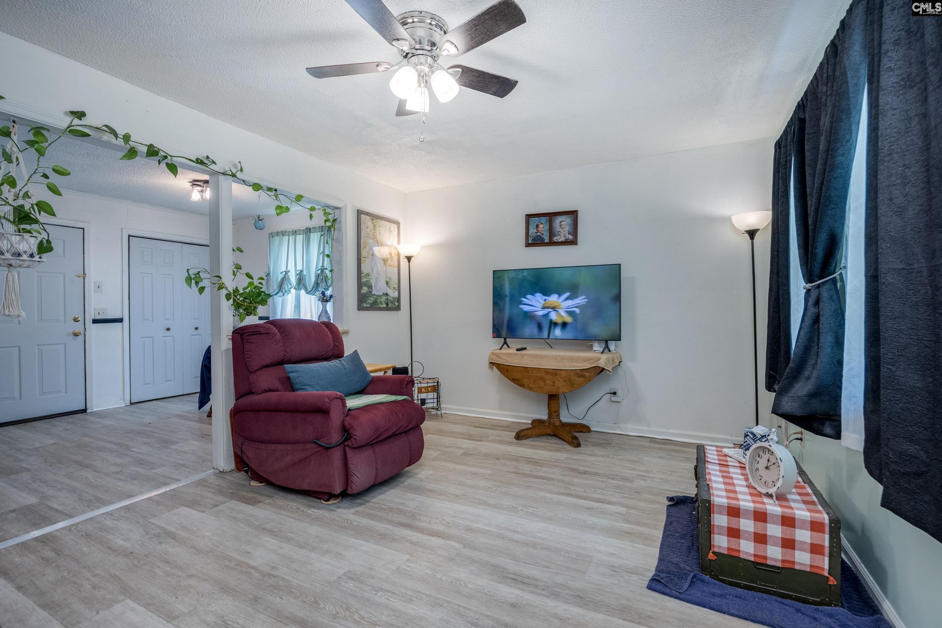 331 Derrick Street Photo 8