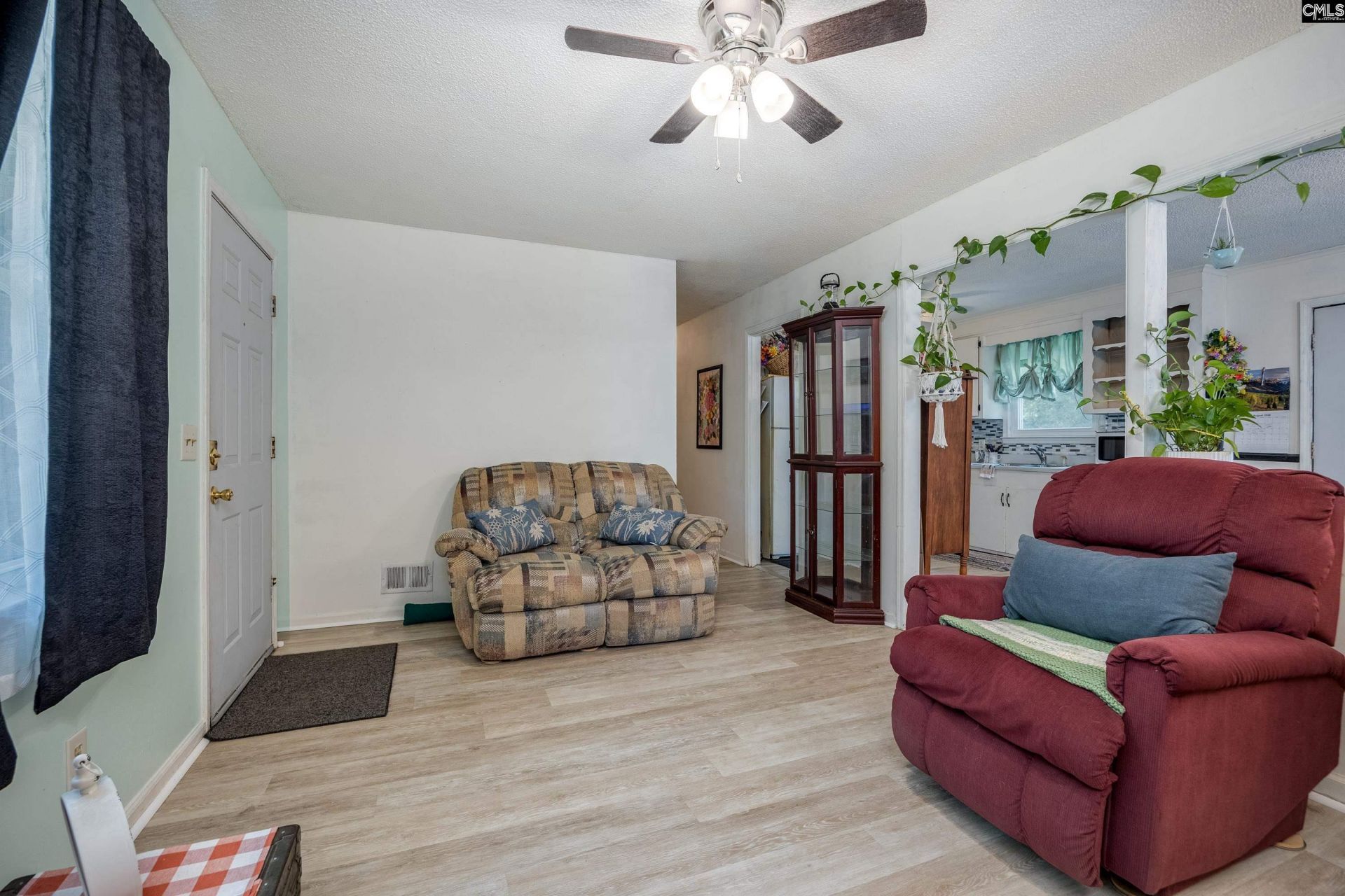 331 Derrick Street Photo 9