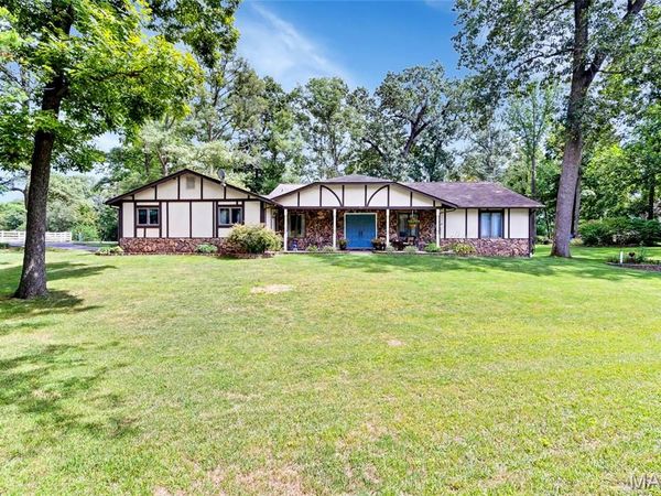 100 Lakewood Drive, Columbia, IL 62236