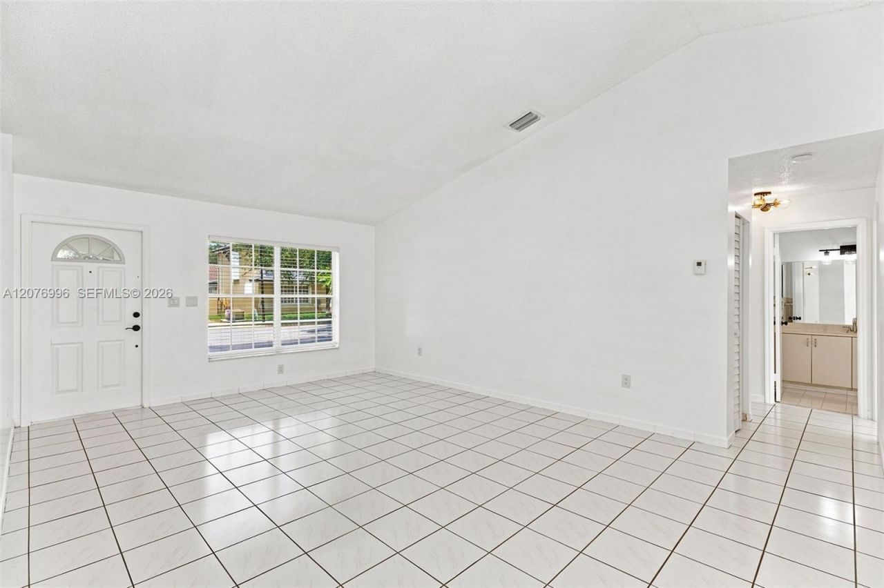 19181 NW 89th Ave , Unit 1, Hialeah, FL 33018 Photo