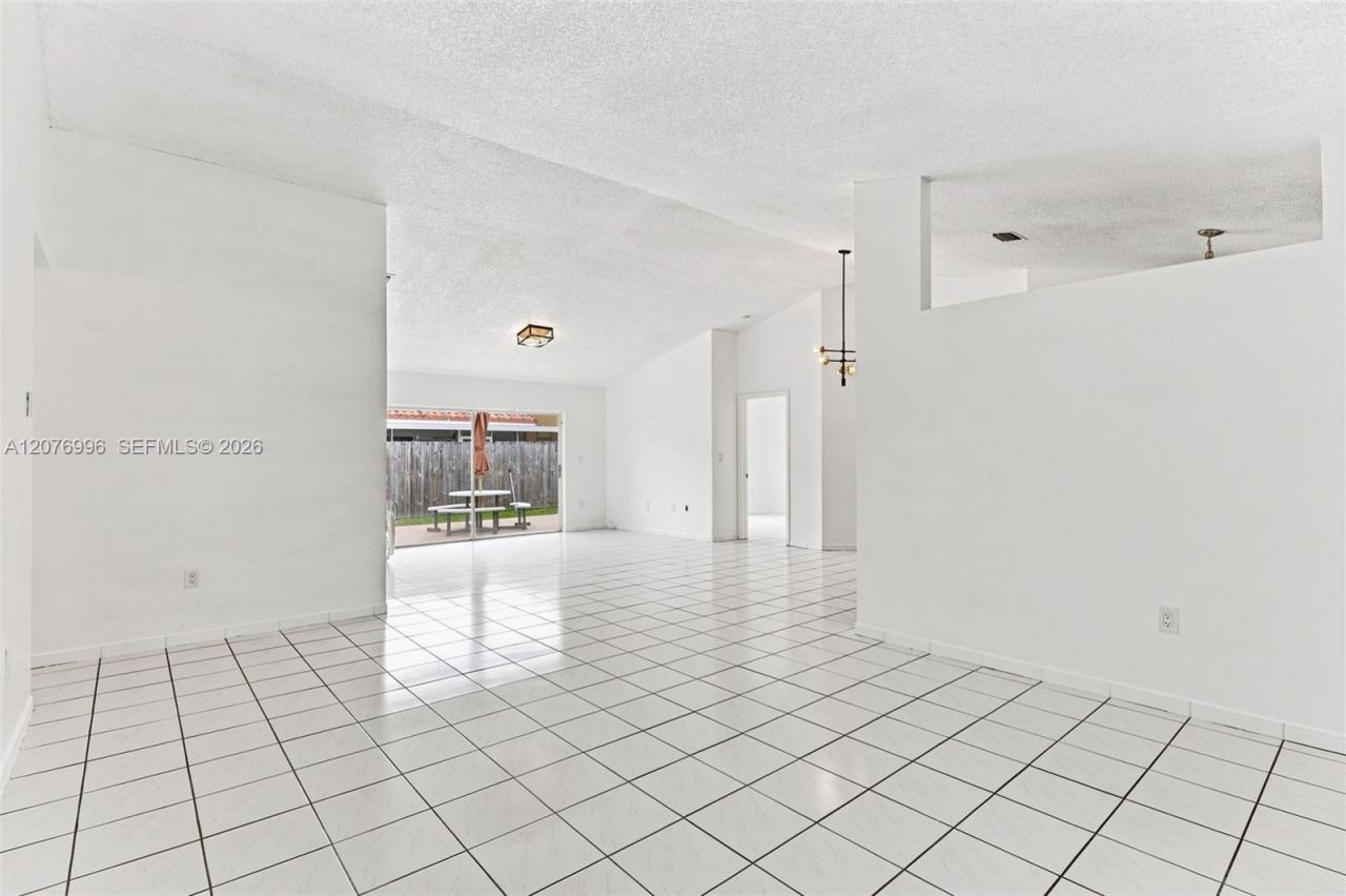 19181 NW 89th Ave , Unit 1, Hialeah, FL 33018 Photo
