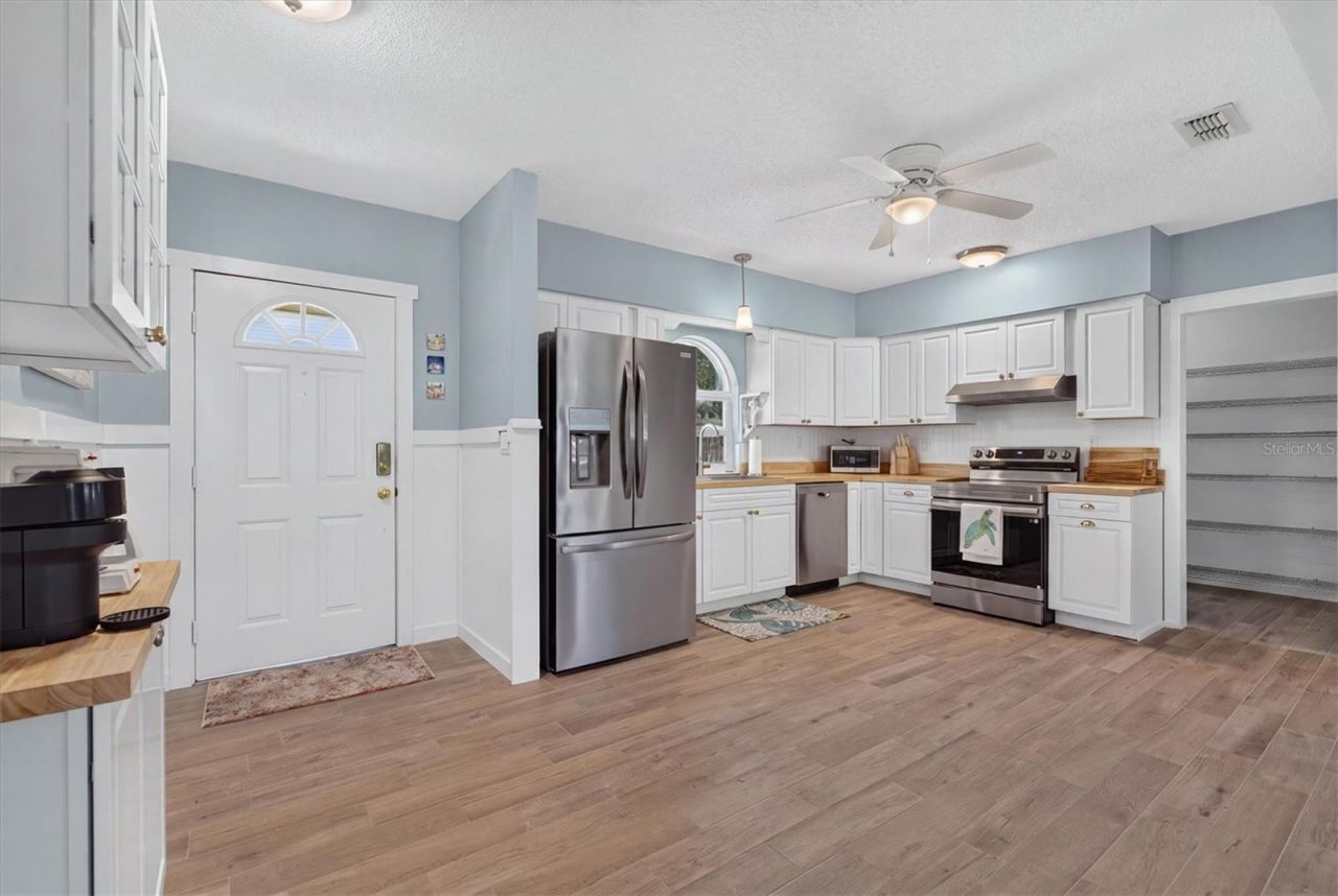 6086 Island Drive , Weeki Wachee, FL 34607 Photo
