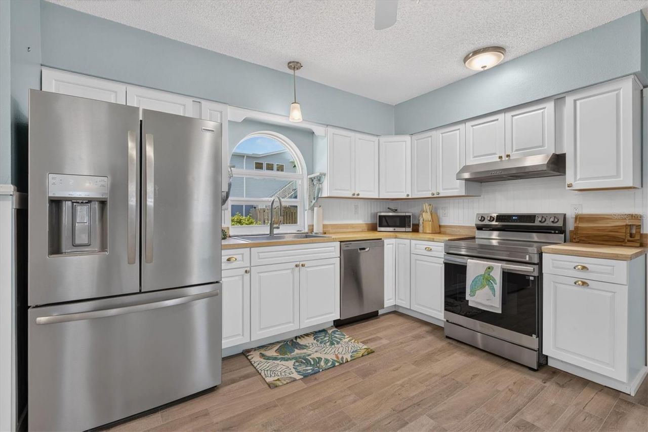 6086 Island Drive , Weeki Wachee, FL 34607 Photo
