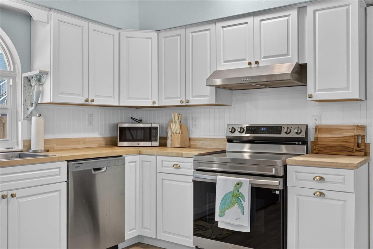 6086 Island Drive , Weeki Wachee, FL 34607 Photo