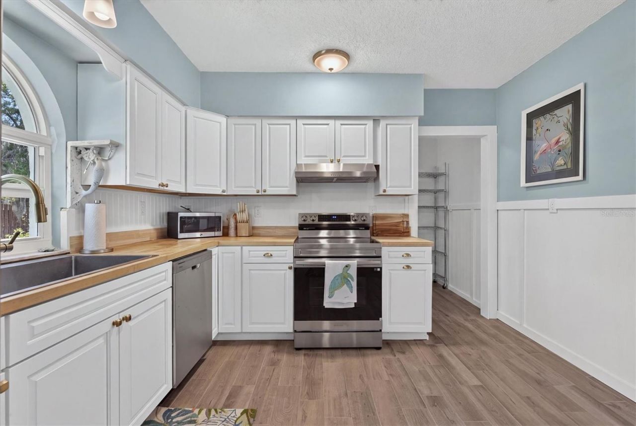 6086 Island Drive , Weeki Wachee, FL 34607 Photo